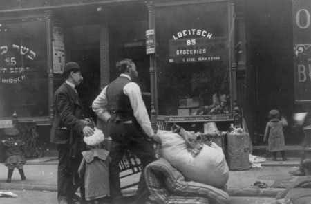 <p>Dos hombres con hijos, en un desahucio, de pie con sus pertenencias en la acera, alrededor del año 1910, en Nueva York.</p>