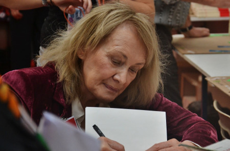 <p>Annie Ernaux firma un ejemplar de su obra en la feria del libro de Brive-la-Gaillarde (Francia), en 2011.</p>