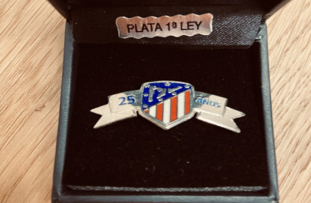 <p>Insignia conmemorativa por los 25 años como socio del Atlético de Madrid.</p>