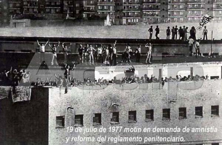 <p>Presos en el tejado de la cárcel de Carabanchel durante el motín del 19 de julio de 1977.</p>