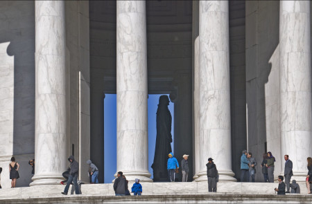 <p>Algunos visitantes en el Jefferson Memorial del Mall de Washington en 2013.</p>