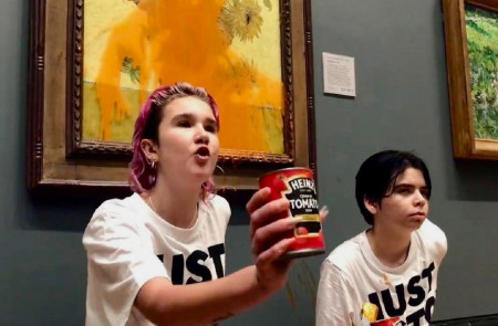 <p>Las activistas de Just Stop Oil tras lanzar sopa de tomate sobre el cristal de 'Los Girasoles' de Van Gogh en la National Gallery de Londres.</p>