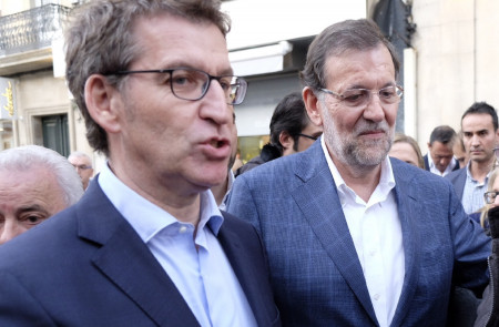 <p>Alberto Núñez Feijóo y Mariano Rajoy paseando por la ciudad de Vigo en diciembre de 2015. </p>