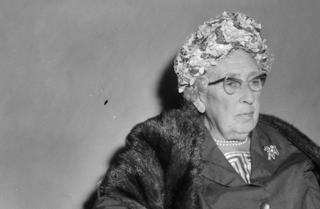 <p> La escritora Agatha Christie en una imagen tomada en los Países Bajos en 1964.</p>