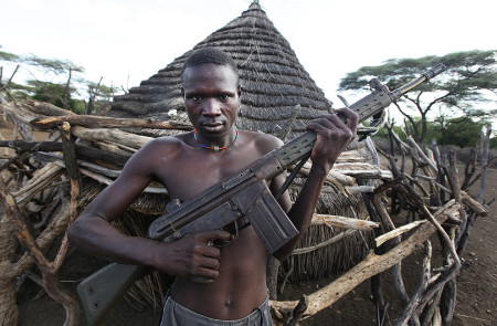<p>Imagen de un combatiente sudanés con su rifle en 2011. </p>