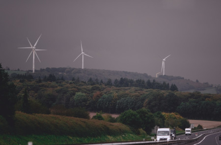 <p>Imagen de un parque eólico visto desde la carretera. </p>