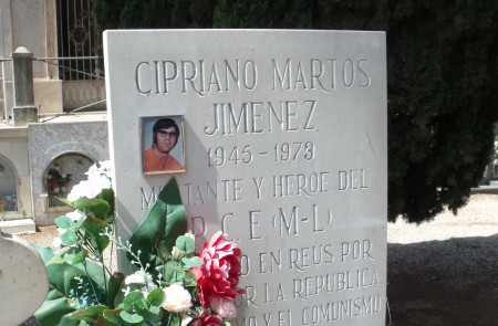 <p>Lápida instalada junto a la fosa de beneficencia en la que se encuentra el cadáver de Cipriano Martos.  </p>
