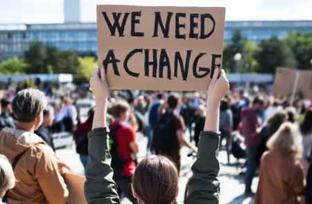 <p>Una joven exige cambios en una protesta contra la inacción climática.</p>