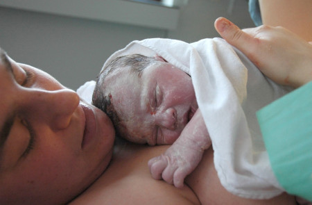 <p>Bebé recién nacido sobre el vientre de su madre.</p>
