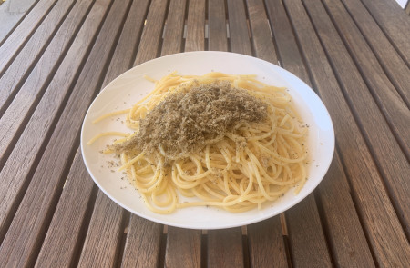 <p>Spaghetti con trufa blanca rayada.</p>