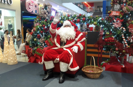 <p>Hombre disfrazado de Colacho (Papá Noel) en un centro comercial de San José, Costa Rica.</p>