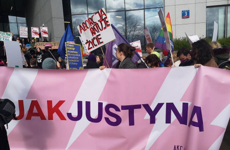 <p>Concentración en defensa de la activista Justyna Wydrzyńska y el derecho al aborto en Cracovia, el pasado 8 de abril. </p>