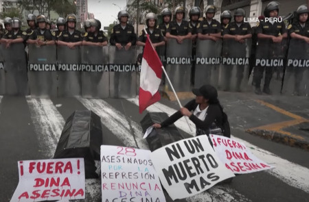 <p>Manifestante protesta frente a la policía, en una de las calles principales de Lima. </p>