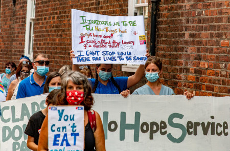 <p>Trabajadores del National Health Service marchan durante una protesta en agosto de 2020 en Reino Unido. </p>