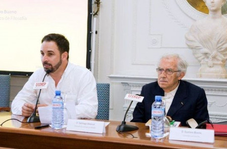 <p>Gustavo Bueno con Santiago Abascal, en la escuela de verano de la Fundación Denaes, en 2012. / Fuente: El Español</p>
<p><br /><br /></p>