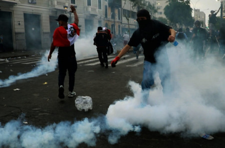 <p>Protestas contra el gobierno de Dina Boluarte en Lima. La policía lanzó gases lacrimógenos.</p>