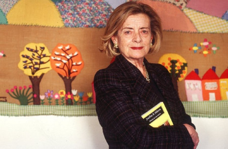<p>La escritora Josefina Aldecoa (1926-2011) posa con su novela más famosa en una imagen promocional. </p>