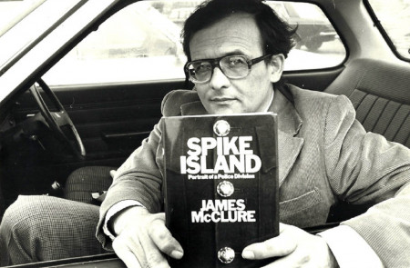 <p>James McClure posa con su libro 'Spike island' (1986) en una imagen promocional.</p>