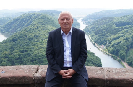 <p>Oskar Lafontaine posa junto al río Sarre (Alemania). </p>