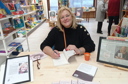 <p>Christine Martínez-Médale firma ejemplares de su libro ‘La maleta de mi madre’.</p>