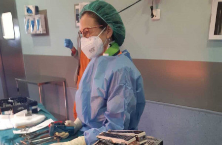 <p>Susana Gutiérrez, durante una intervención quirúrgica.</p>