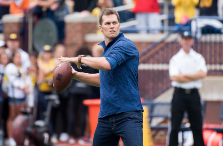 <p>Tom Brady lanza un balón antes de la victoria de los Wolverines de Michigan ante los Buffaloes de Colorado (17 de septiembre de 2016).</p>