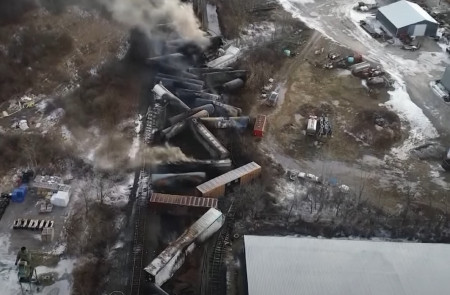 <p>Restos calcinados del tren que transportaba sustancias tóxicas y descarriló en Ohio (EE.UU.) el pasado 3 de febrero. </p>