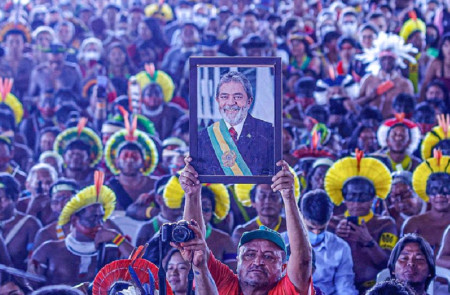 <p>Una imagen de Lula de 2002, en el encuentro indígena Acampamento Terra Livre de Brasil, celebrado en abril de 2022.</p>