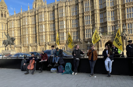 <p>Activistas de Extinction Rebellion protestan frente al Parlamento británico antes del pleno sobre el proyecto de ley de Seguridad Nacional.</p>