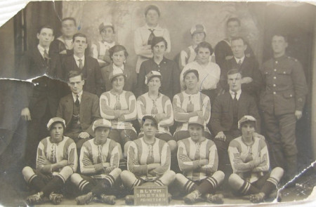 <p>El equipo Blyth Spartan Ladies F.C, posando junto a algunos simpatizantes durante la temporada 1917-18.<strong> / Diego Sideburns</strong></p>