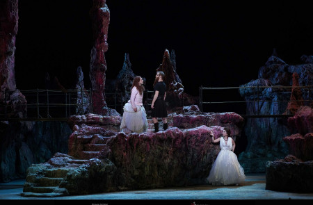 <p>Escena de la ópera 'Aquiles en Esciros' representada en el Teatro Real de Madrid.</p>