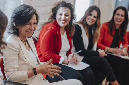 <p>Ana Botín, directora del Banco Santander, junto a mujeres directivas de la compañía.</p>