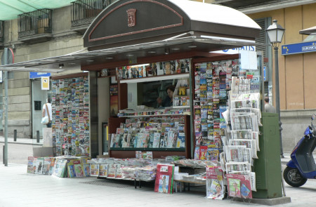 <p>Kiosco de prensa, en Madrid. </p>