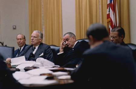 <p>George Ball (segundo por la izquierda) junto al presidente Johnson (tercero) en una reunión en la Casa Blanca en 1966.</p>