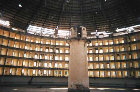 <p>Interior del edificio de una prisión en forma de panóptico en Presidio Modelo, Isla de la Juventud, Cuba.</p>