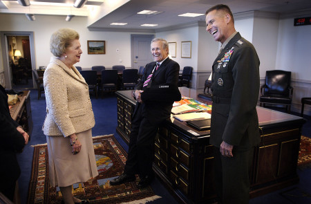 <p>Margaret Thatcher ríe junto al entonces secretario de Defensa Donald H. Rumsfeld y el presidente del Estado Mayor Conjunto, el general Peter Pace, durante una visita al Pentágono en septiembre de 2006. </p>