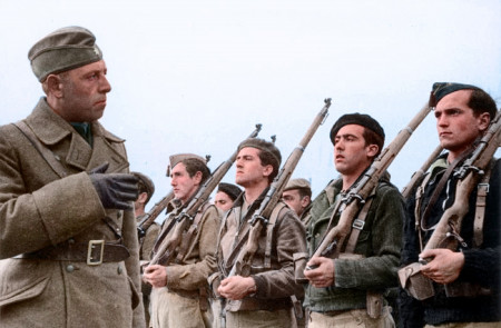 <p>Un oficial alemán de la Legión Cóndor instruye a soldados de infantería del bando nacional en Ávila, enero de 1939. Imagen coloreada. <strong>/ Archivo Federal Alemán</strong></p>