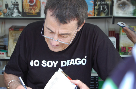 <p>Fernando Sánchez Dragó firmando libros en la Feria del libro de Madrid, junio de 2007.</p>