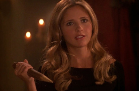 <p>Sarah Michelle Gellar intrerpeta a Buffy Cazavampiros.</p>