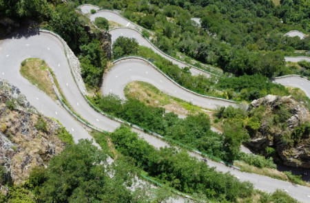 <p>Vista aérea de una carretera sinuosa en los Alpes franceses. <strong>/ public domain</strong></p>