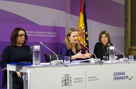 <p>Las investigadoras Marta Pérez y Débora Ávila presentan su estudio junto con Victoria Rosell, actual delegada del Gobierno contra la Violencia de Género. <strong>/ Delegación del Gobierno contra la Violencia de Género</strong></p>