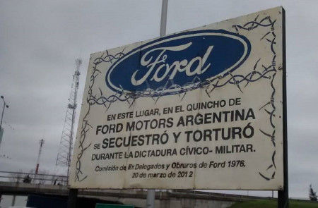 <p>Cartel colocado a la entrada de la planta Ford en General Pacheco (Argentina). <strong>/ rrss</strong></p>