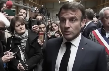 <p>Emmanuel Macron recibido con abucheos a su llegada a Sélestat (Alsacia), el pasado 19 de abril. <strong>/ BFM TV</strong></p>