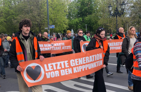 <p>Miembros del colectivo Última Generación, durante la manifestación del 27 de abril por el centro de Berlín.<strong> / C. N.</strong></p>