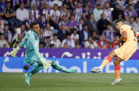 <p>Nahuel Molina dispara a puerta para hacer el segundo gol del Atleti frente al Valladolid. <strong>/ Ángel Gutiérrez</strong></p>