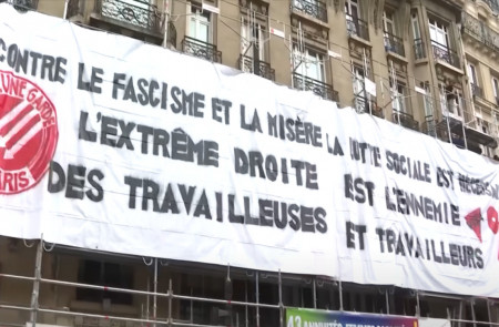 <p><em>Pancarta que pide lucha social contra el fascismo y la miseria durante las protestas del 1 de Mayo en Francia. / </em><strong>RTVE</strong></p>