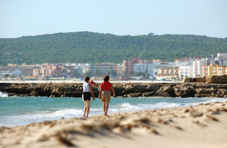 <p>Dos paseantes por una playa en Barbate (Cádiz) en 2008.</p>