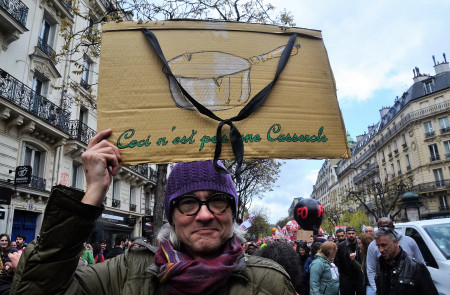 <p>Un manifestante en el Primero de Mayo en París en 2023. /<strong> Jeanne Menjoulet (CC BY 2.0)</strong></p>