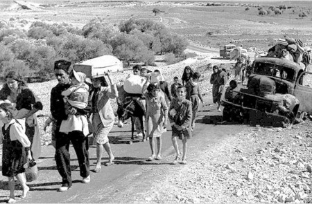 <p><em>Refugiados palestinos en la carretera del Líbano tras haber sido expulsados de sus hogares en la Galilea (noviembre de 1948).</em> <strong>/ Fred Csasznik</strong></p>