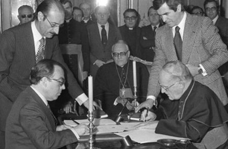 <p><em>Momento en el que España y la Santa Sede firman su acuerdo de 1979.</em></p>